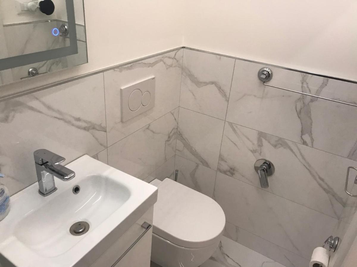 Tra Le Torri B&B - Ampia Stanza Privata In Appartamento Con Bagno Privato Accessibile Da Corridoio 博洛尼亚 外观 照片